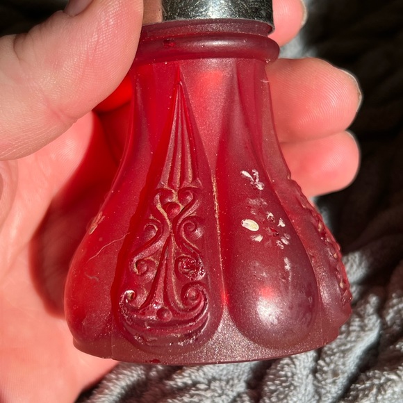 ANTIQUE VICTORIAN PIGEON BLOOD RED SALT & PEPPER SHAKERS - Picture 7 of 9